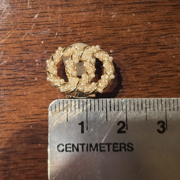 Double hoop infinity clip on earrings - Picture 4 of 6